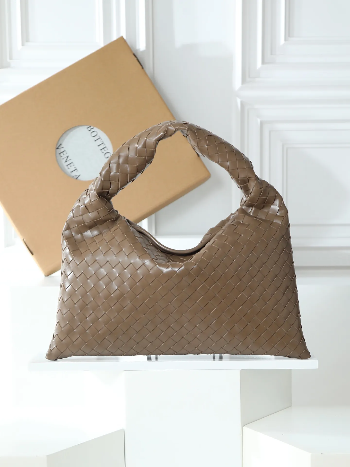 1180. #Bv’s new medium size HO 796262. The bag body and handles are made of a whole piece of woven leather. The bag body is soft and lazy. Ho symbolizes the praise of innovation and eternal craftsmanship [love]. The pyramid silhouette combines practicality and fashion. It is modern and casual. The double-sided closure design of the bag mouth is more convenient and safe! Made of soft cowhide and full of texture, this is a must-have for fashionable ladies who like minimalism, comfort and casualness! Dimensions: 46x21x10